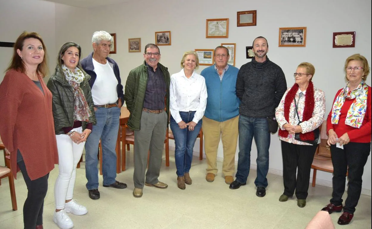 Miembros de la nueva directiva junto a autoridades y la directora del Hogar. 