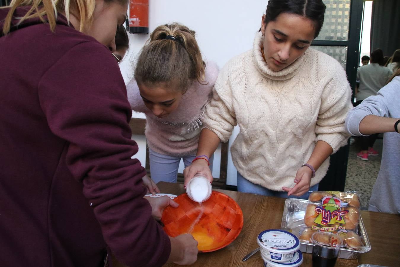 Fotos: Cáritas Parroquial celebra la tercera edición de su 'Tapa Solidaria'