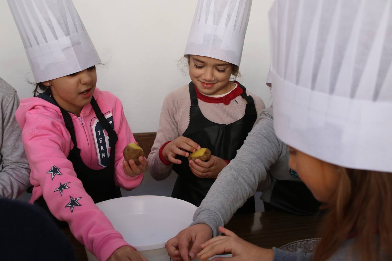 Fotos: Cáritas Parroquial celebra la tercera edición de su 'Tapa Solidaria'