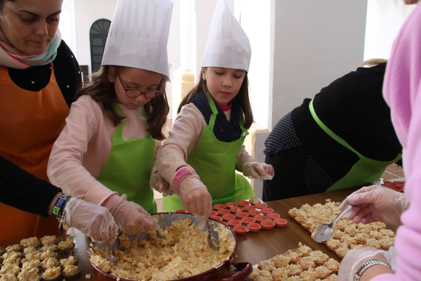 Fotos: Cáritas Parroquial celebra la tercera edición de su 'Tapa Solidaria'
