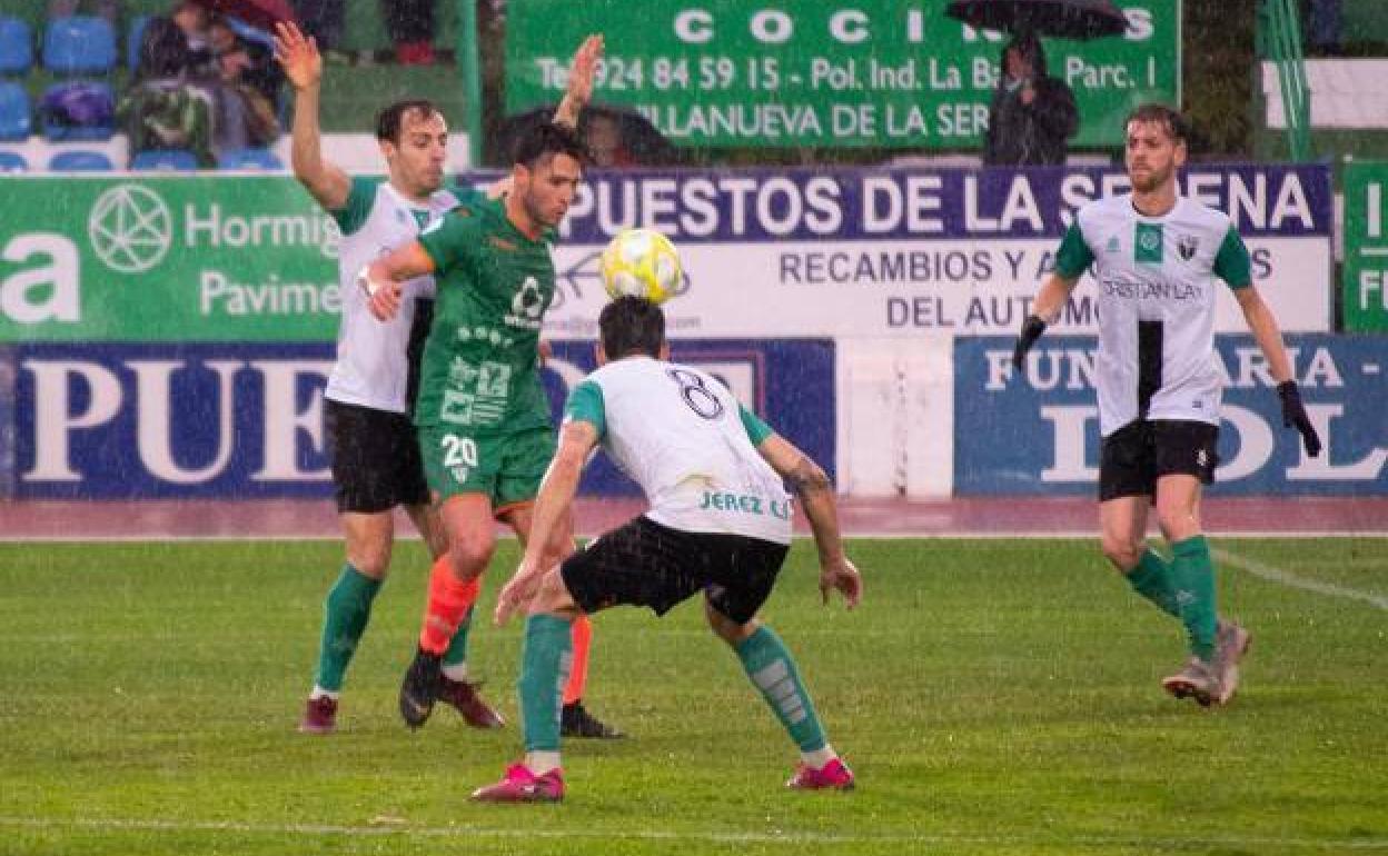 David Barca protege el balón ante Pardo y Jony Sánchez.