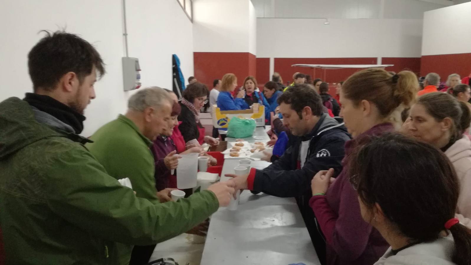 Participantes en en inicio de la Marcha por el bello entorno de La Bazana.