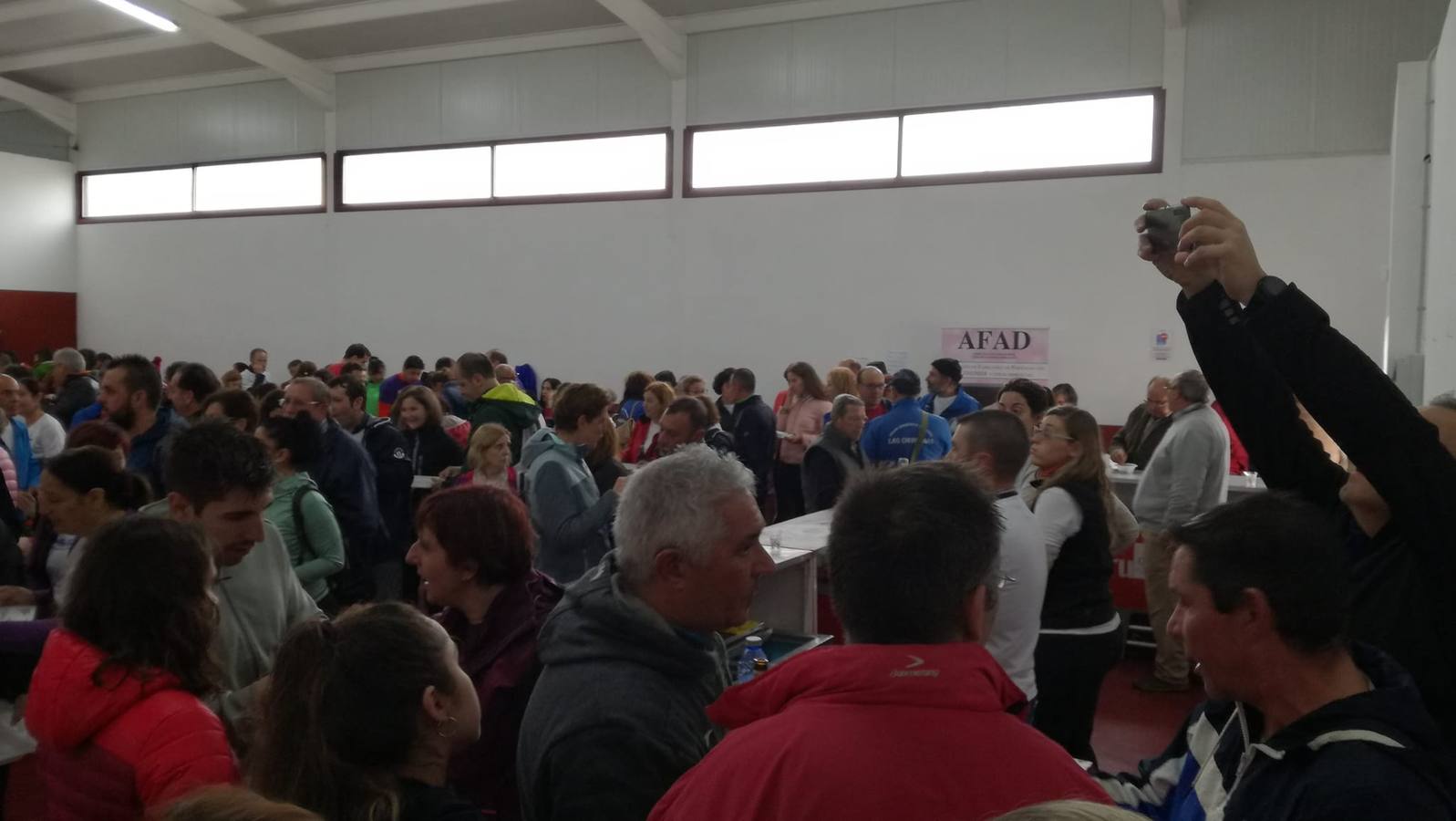 Participantes en en inicio de la Marcha por el bello entorno de La Bazana.