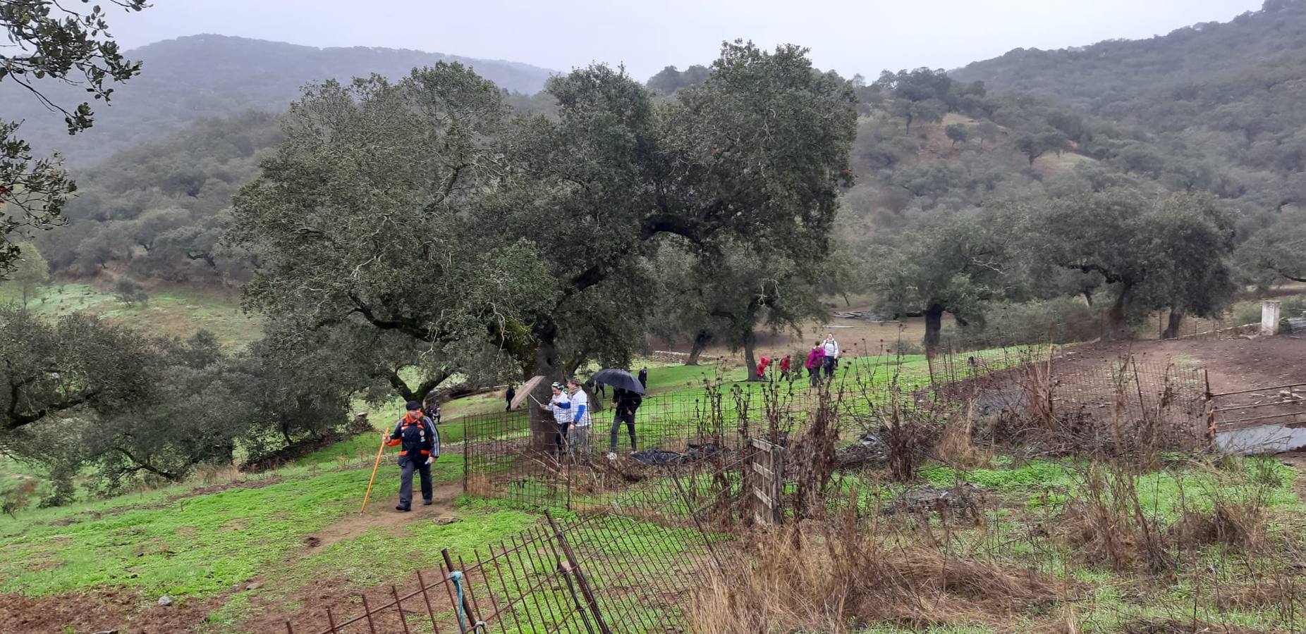 Participantes en en inicio de la Marcha por el bello entorno de La Bazana.
