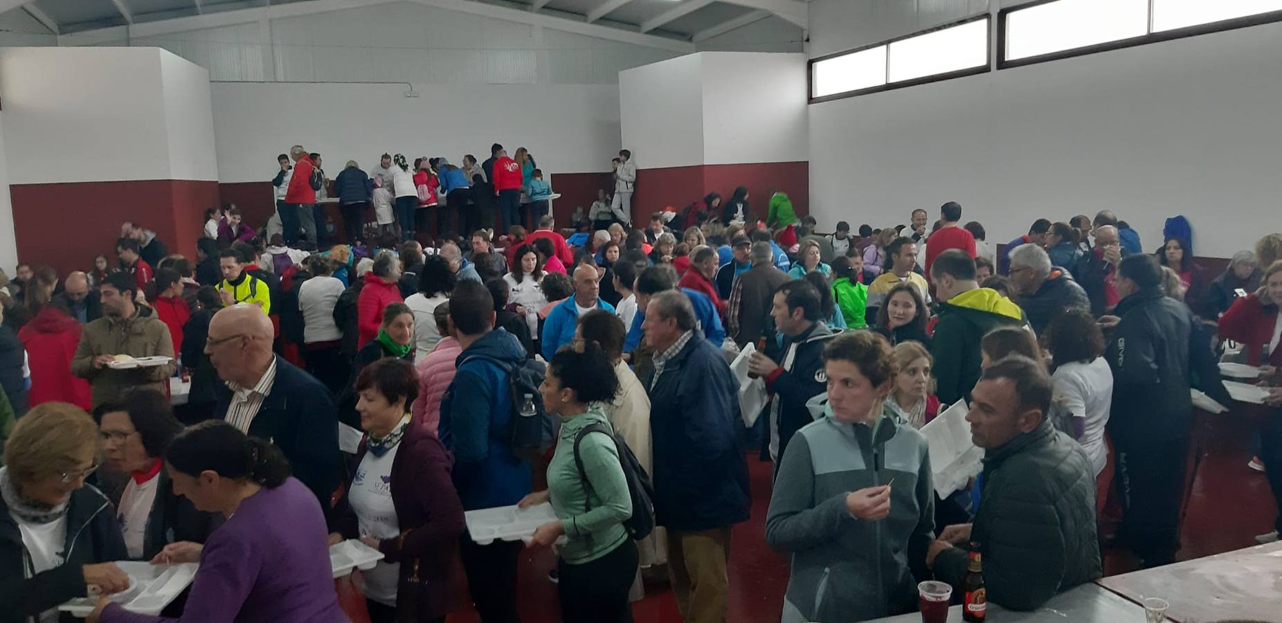 Participantes en en inicio de la Marcha por el bello entorno de La Bazana.