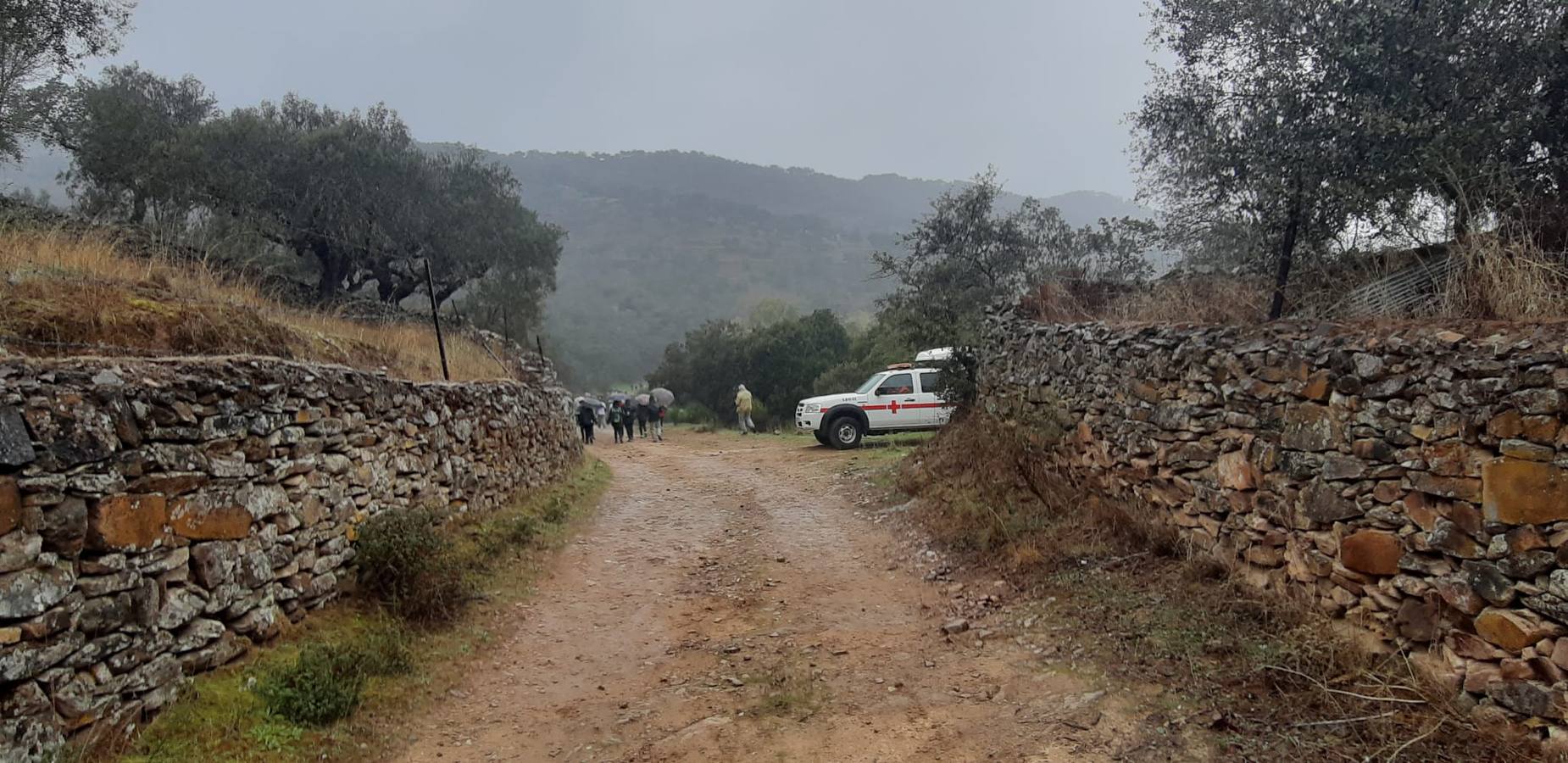Participantes en en inicio de la Marcha por el bello entorno de La Bazana.