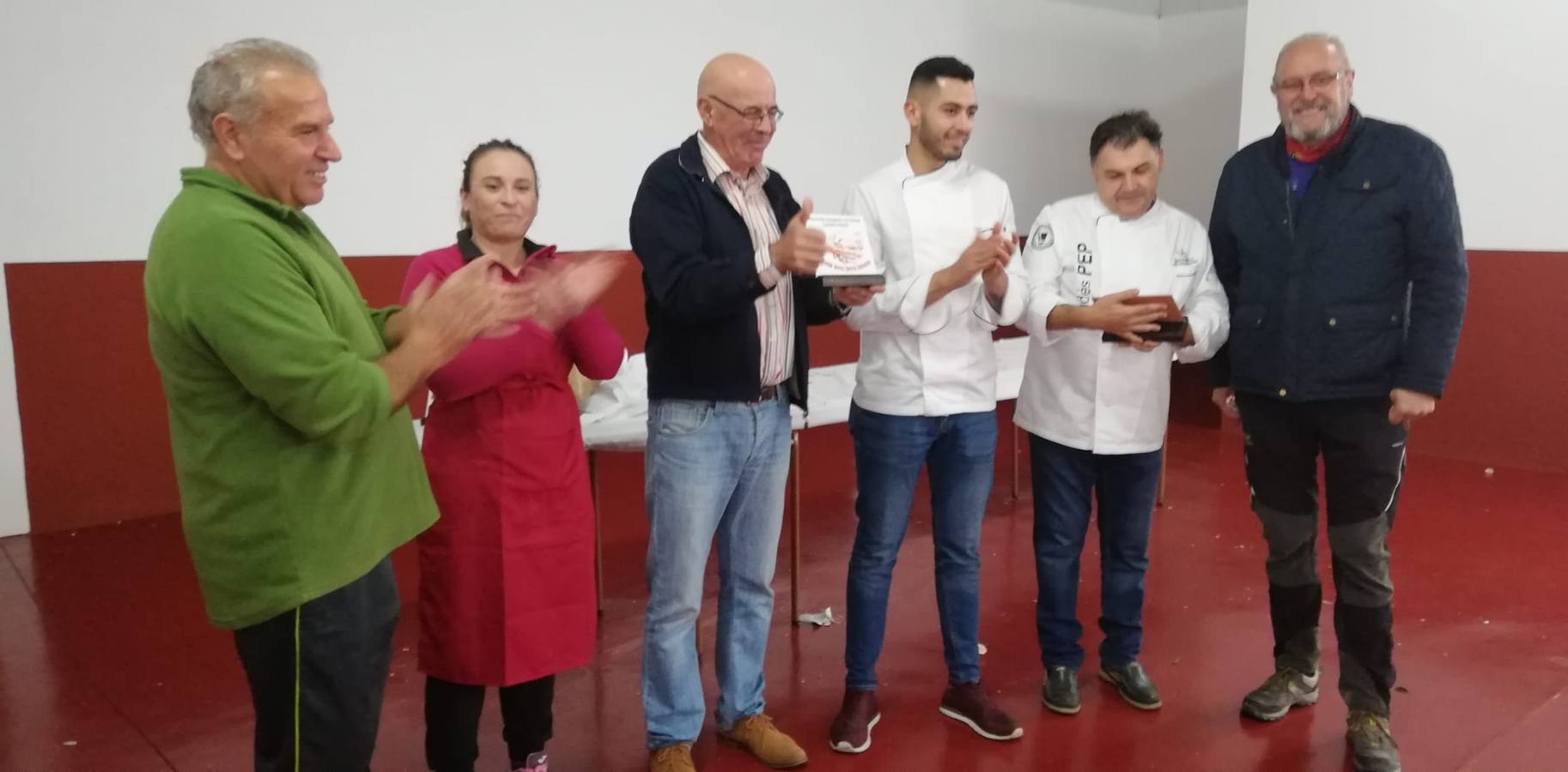 Participantes en en inicio de la Marcha por el bello entorno de La Bazana.