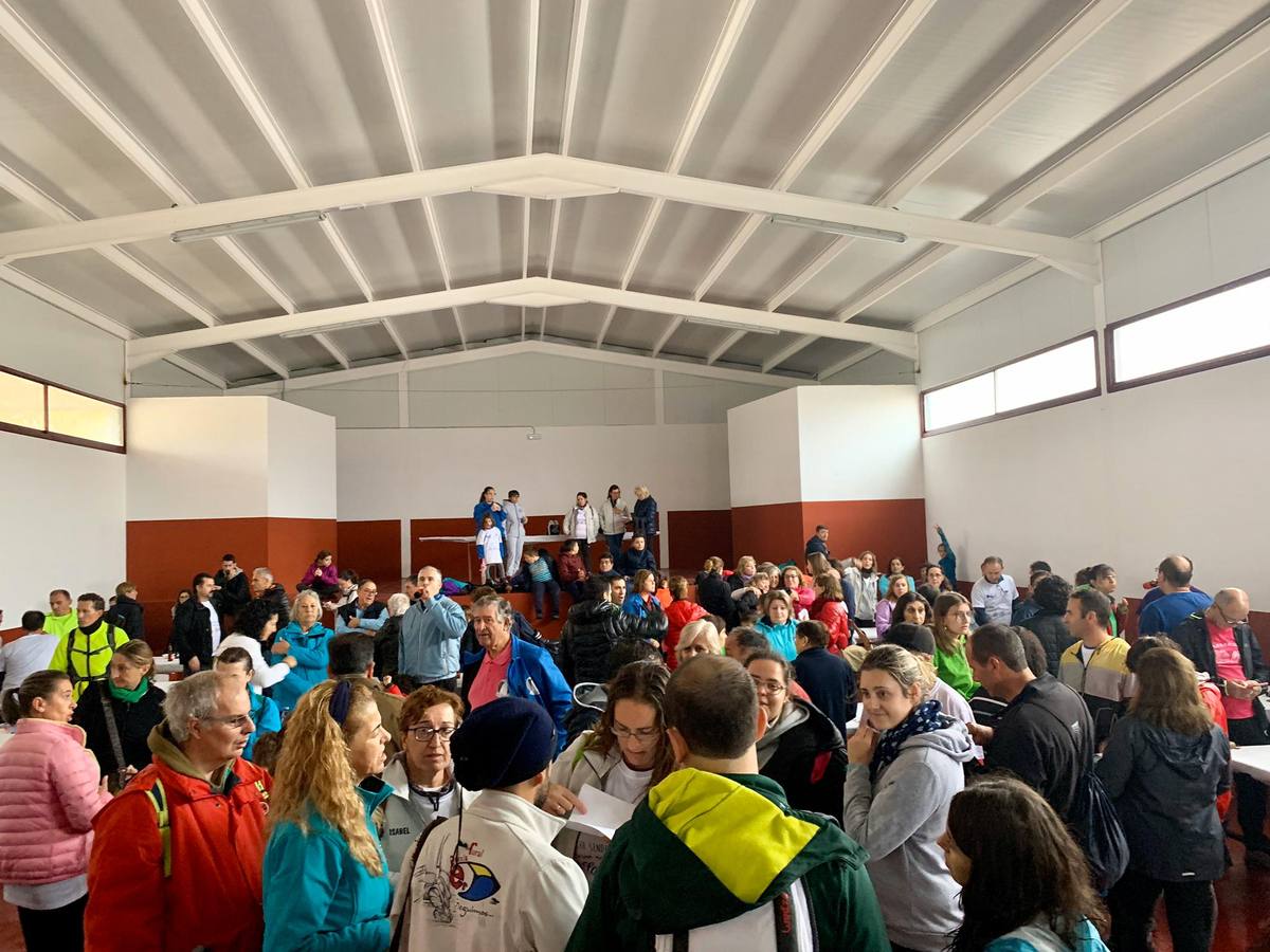 Participantes en en inicio de la Marcha por el bello entorno de La Bazana.