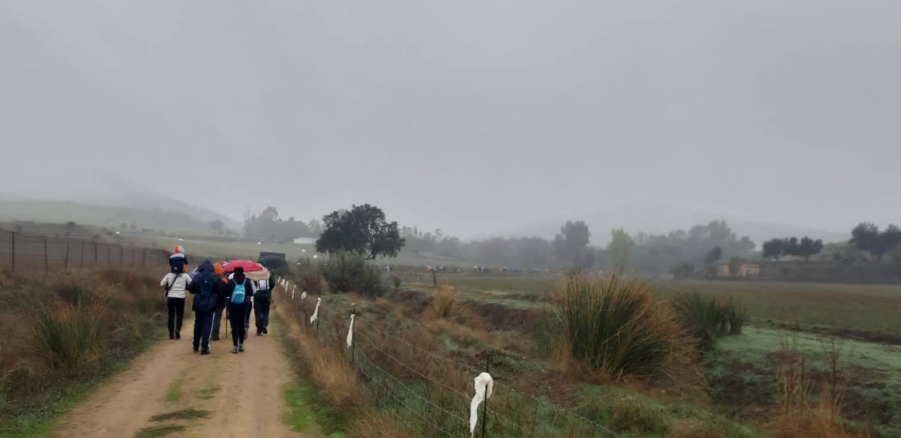 Participantes en en inicio de la Marcha por el bello entorno de La Bazana.