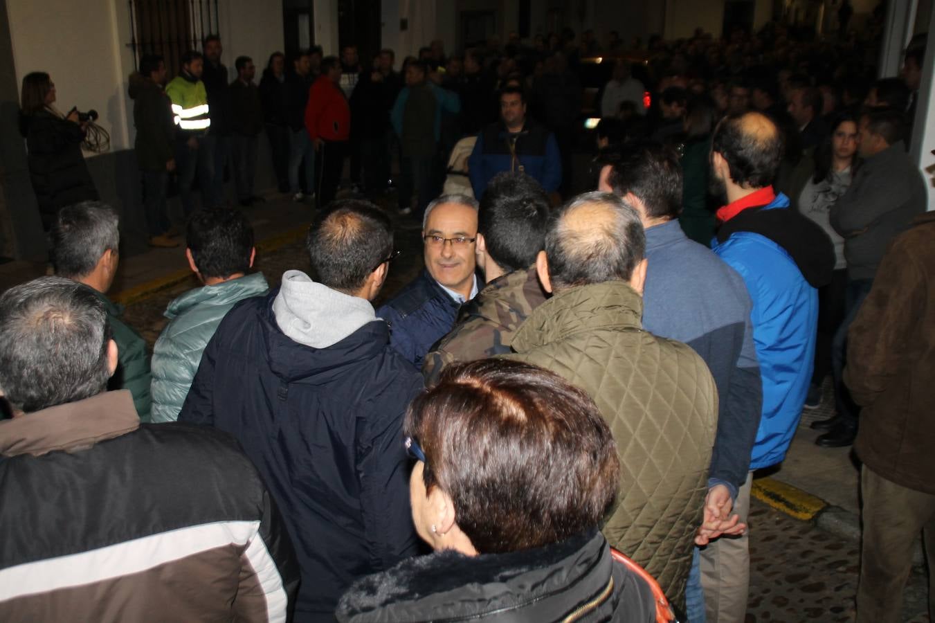 Alfonso Gallardo recibiendo el aplauso de sus trabajadores a las puertas de su casa.