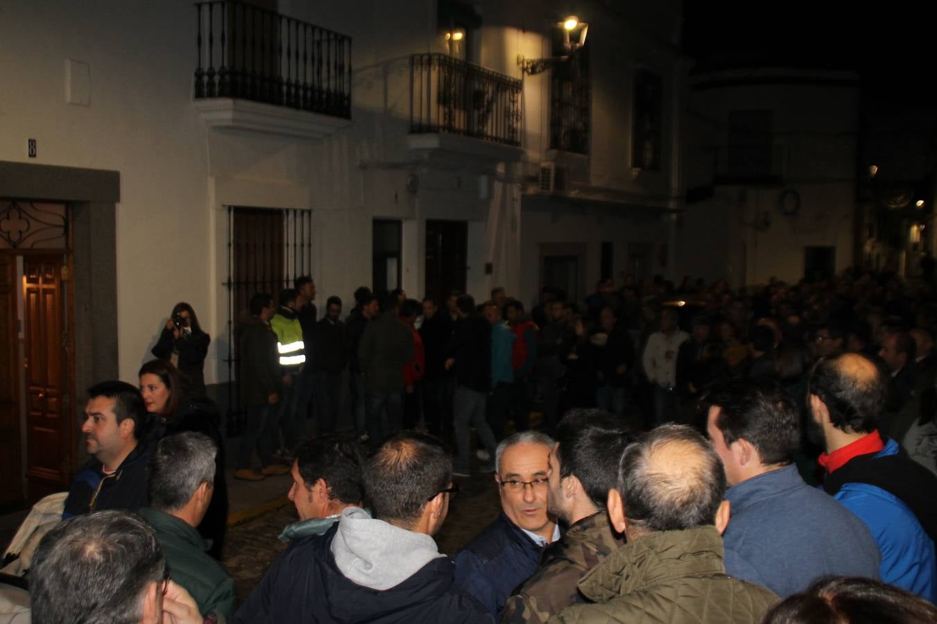 Alfonso Gallardo recibiendo el aplauso de sus trabajadores a las puertas de su casa.