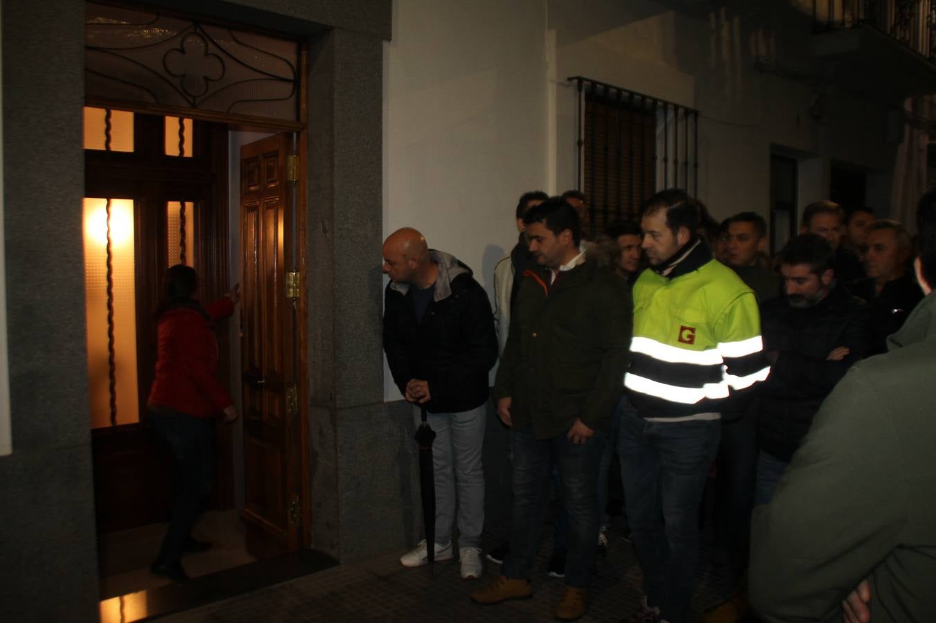 Alfonso Gallardo recibiendo el aplauso de sus trabajadores a las puertas de su casa.