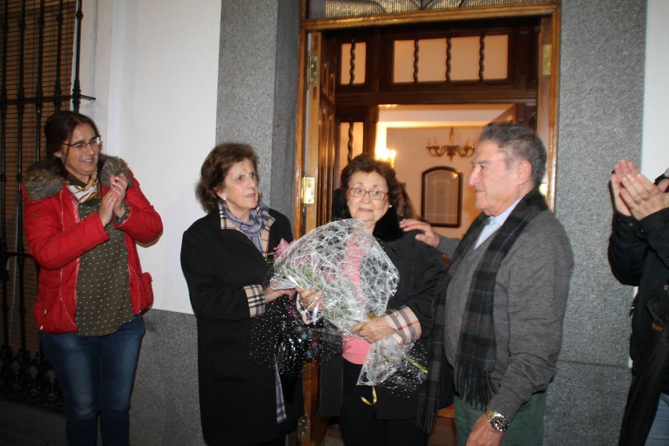 Alfonso Gallardo recibiendo el aplauso de sus trabajadores a las puertas de su casa.