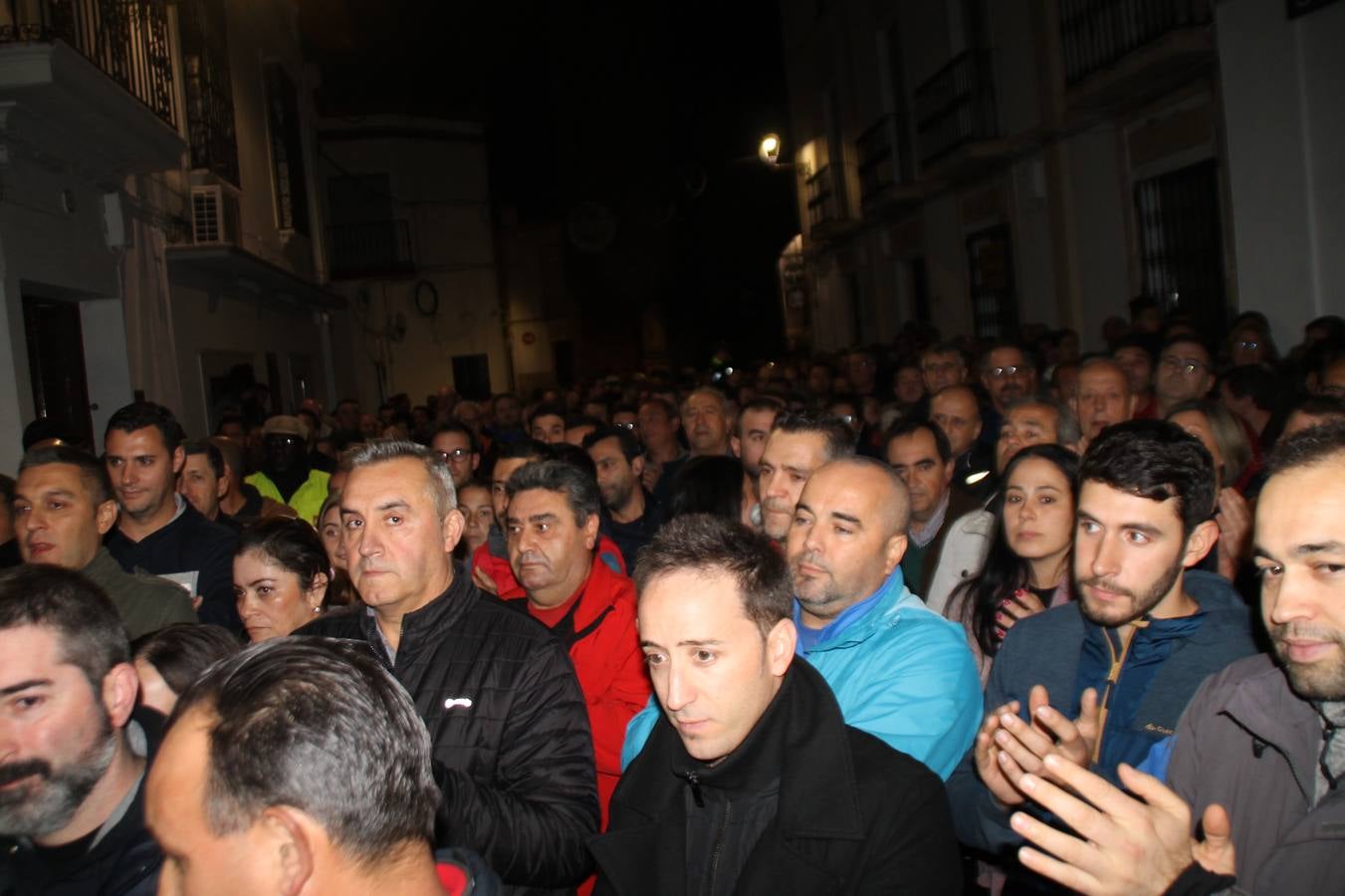 Alfonso Gallardo recibiendo el aplauso de sus trabajadores a las puertas de su casa.