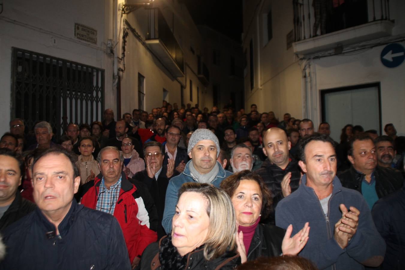 Alfonso Gallardo recibiendo el aplauso de sus trabajadores a las puertas de su casa.