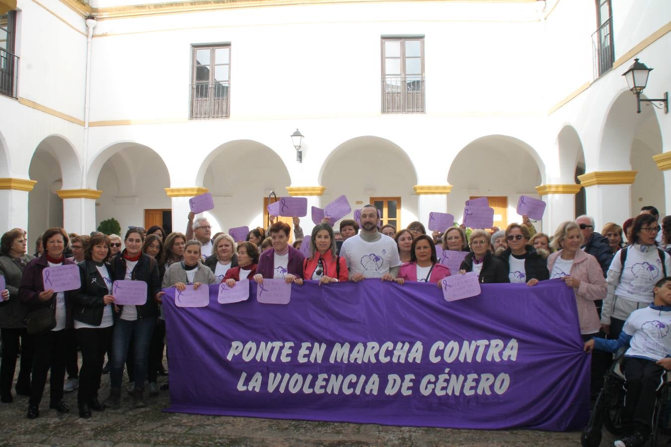 Lectura de un manifiesto a cargo de Plena Inclusión Jerez en el patio del Conventual San Agustín.