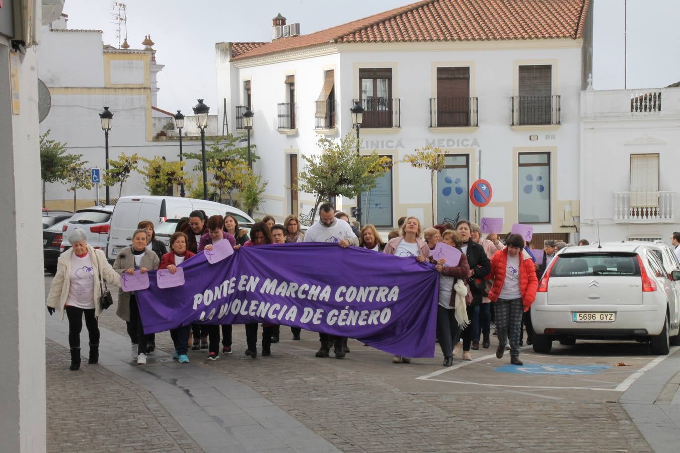 Lectura de un manifiesto a cargo de Plena Inclusión Jerez en el patio del Conventual San Agustín.