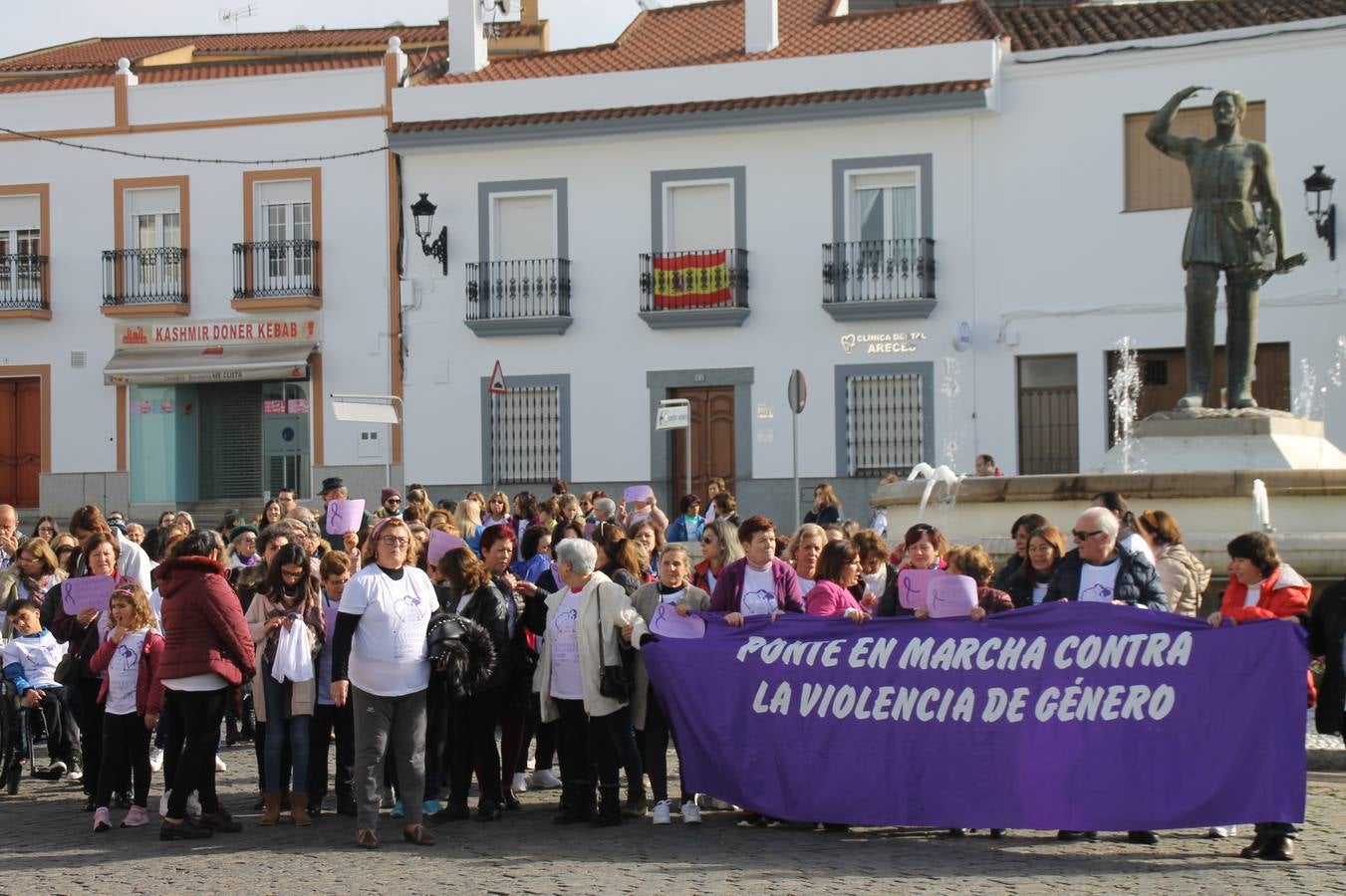 Lectura de un manifiesto a cargo de Plena Inclusión Jerez en el patio del Conventual San Agustín.