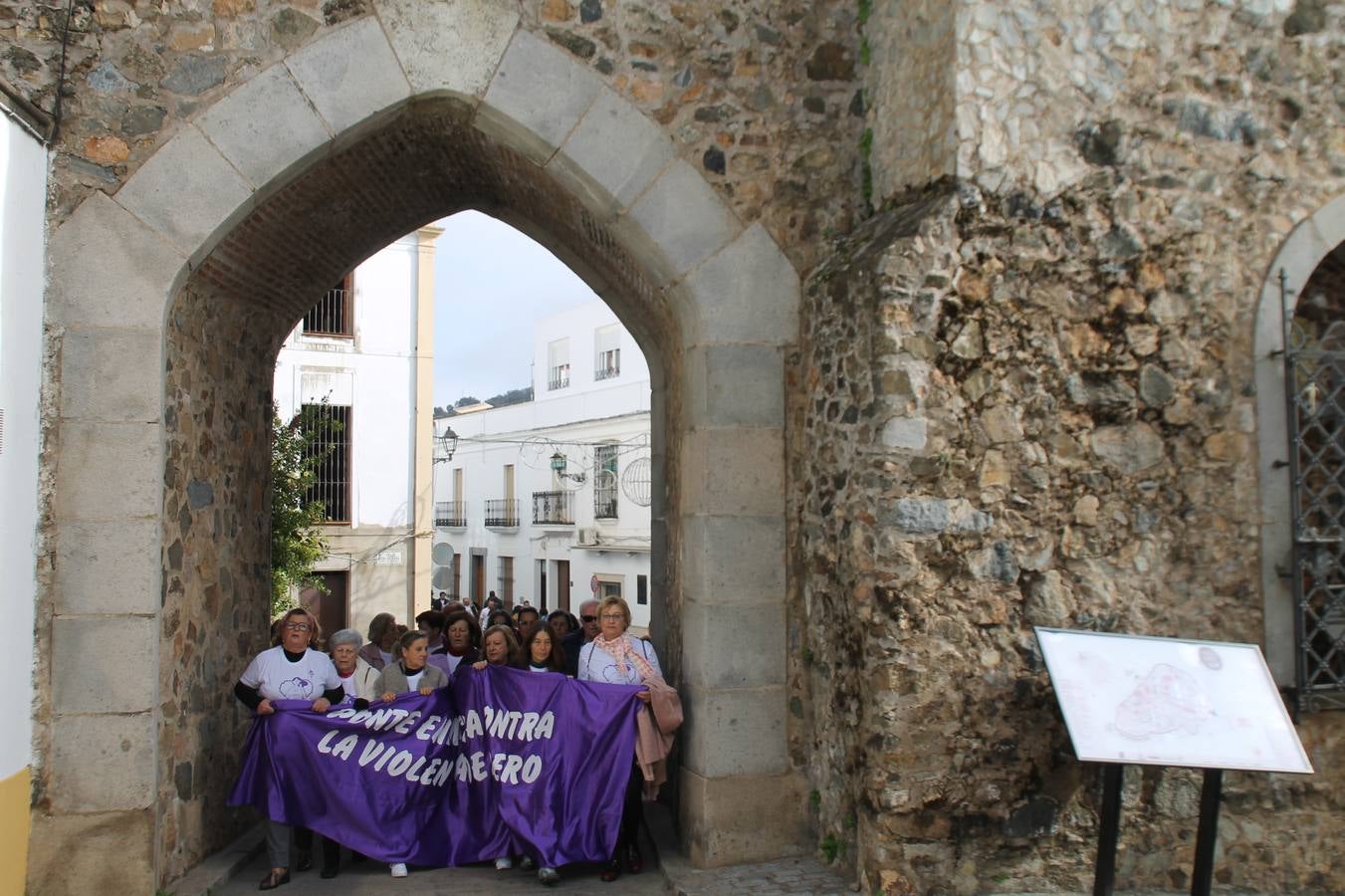 Lectura de un manifiesto a cargo de Plena Inclusión Jerez en el patio del Conventual San Agustín.