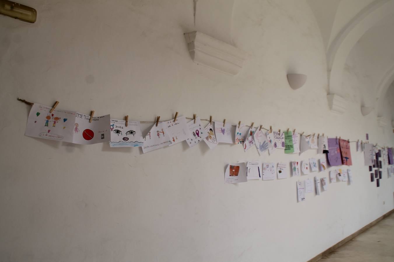 Lectura de un manifiesto a cargo de Plena Inclusión Jerez en el patio del Conventual San Agustín.