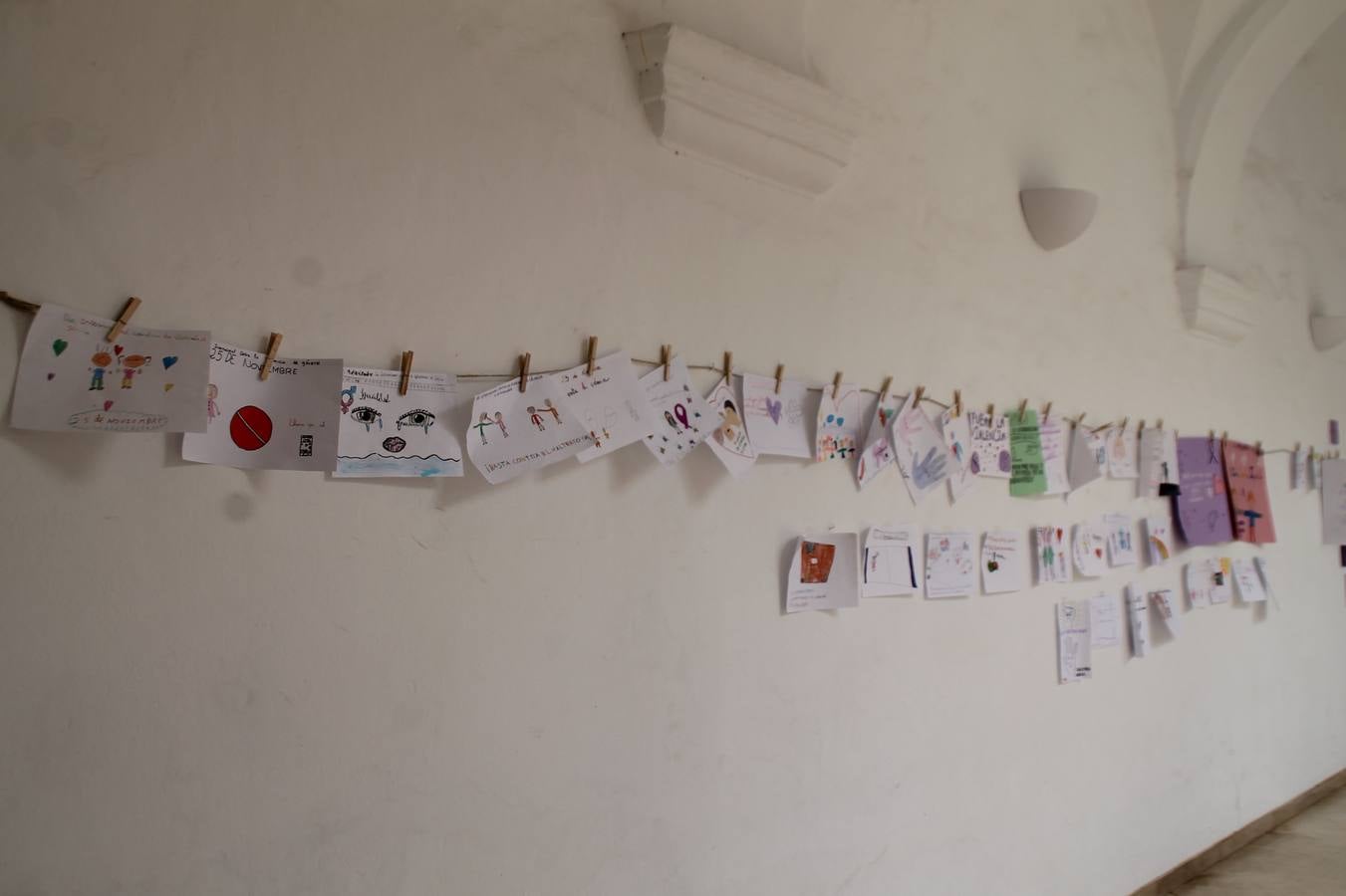 Lectura de un manifiesto a cargo de Plena Inclusión Jerez en el patio del Conventual San Agustín.