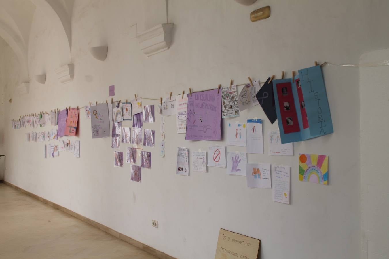 Lectura de un manifiesto a cargo de Plena Inclusión Jerez en el patio del Conventual San Agustín.