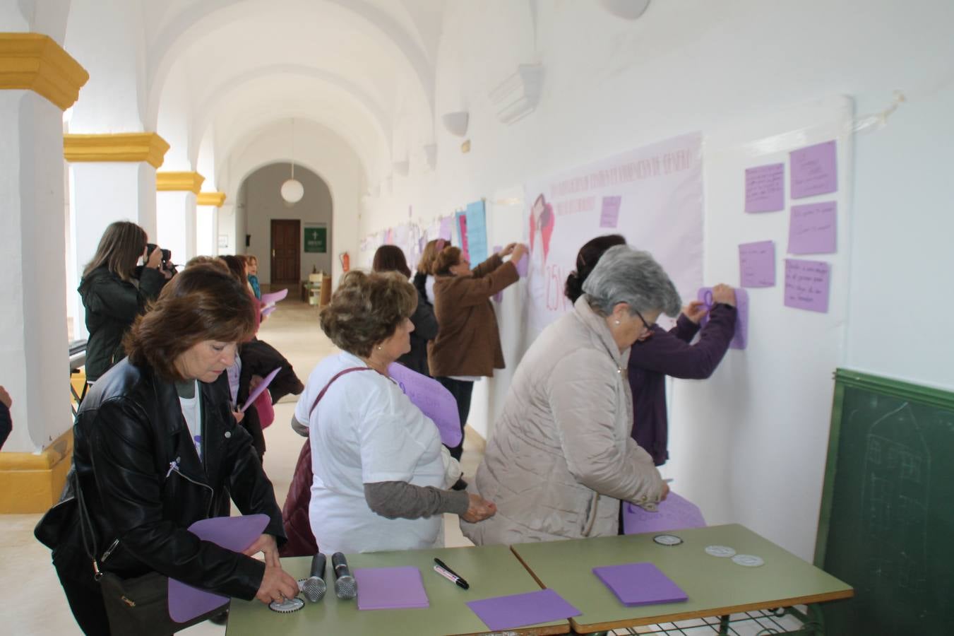 Lectura de un manifiesto a cargo de Plena Inclusión Jerez en el patio del Conventual San Agustín.