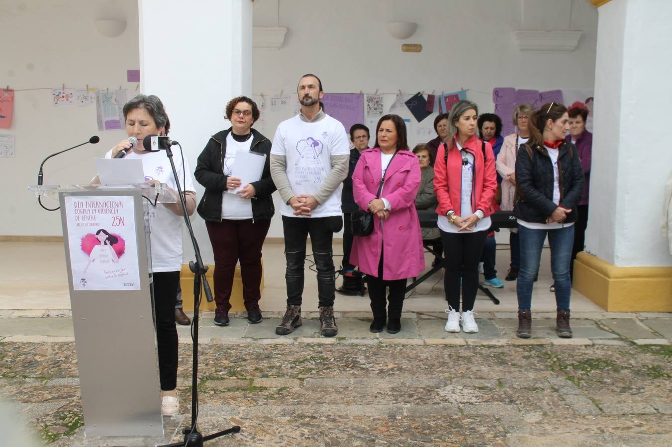 Lectura de un manifiesto a cargo de Plena Inclusión Jerez en el patio del Conventual San Agustín.