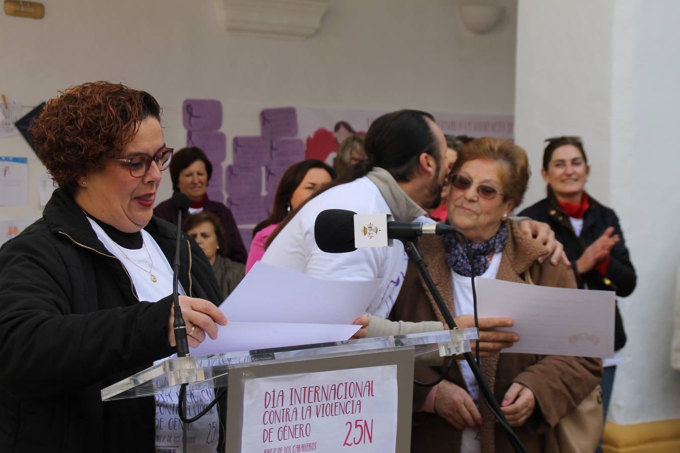 Lectura de un manifiesto a cargo de Plena Inclusión Jerez en el patio del Conventual San Agustín.