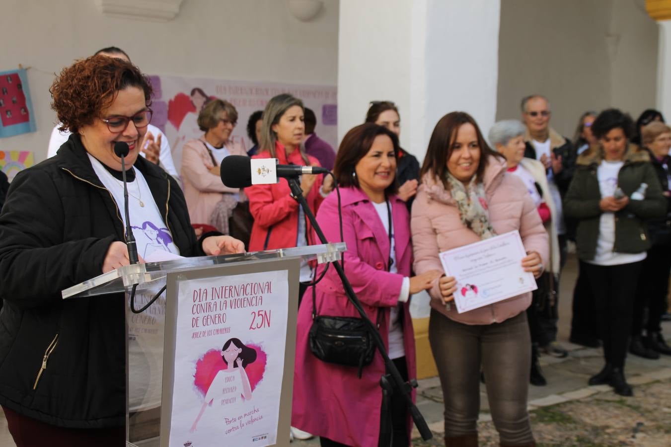 Lectura de un manifiesto a cargo de Plena Inclusión Jerez en el patio del Conventual San Agustín.