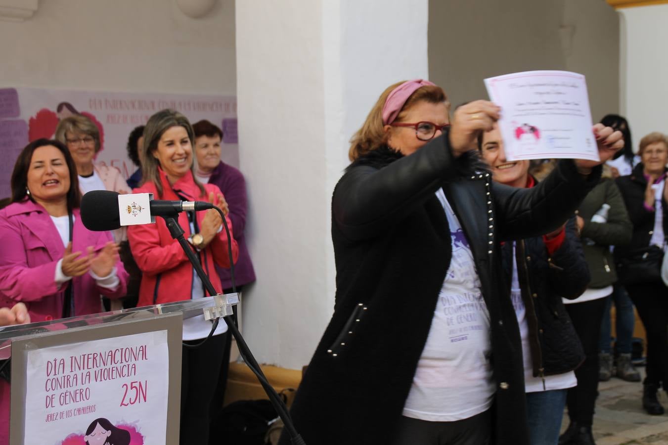 Lectura de un manifiesto a cargo de Plena Inclusión Jerez en el patio del Conventual San Agustín.