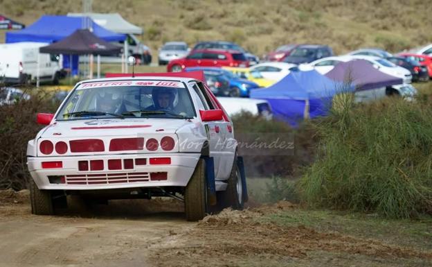 Lute y Delgado con el Lancia Delta en el Tramo cronometrado.