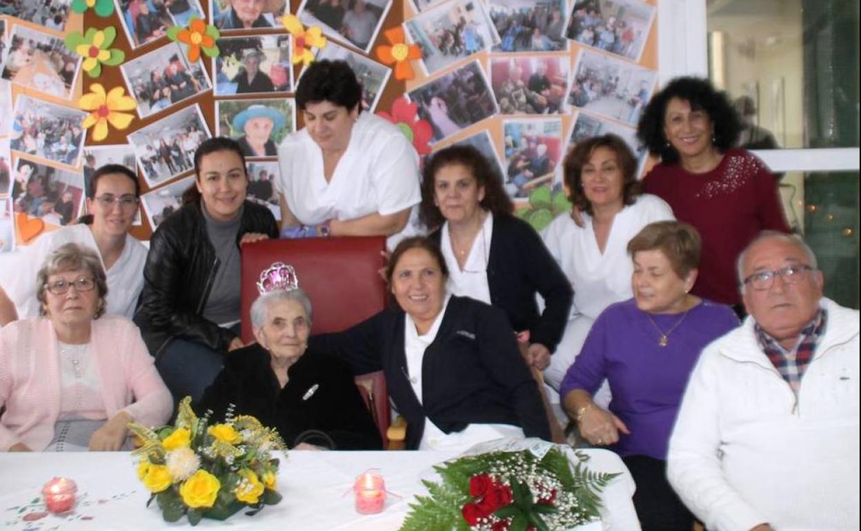 Pilar Sotomayor Macías, ha sido hoy la reina de la fiesta por su 100 cumpleaños.
