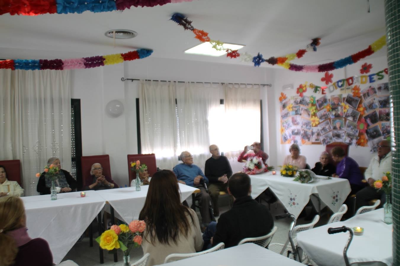 Un gran mural con fotografías de momentos y experiencias vividas para felicitar a Pilar Sotomayor Macías ha presidido la celebración de su 100 cumpleaños.