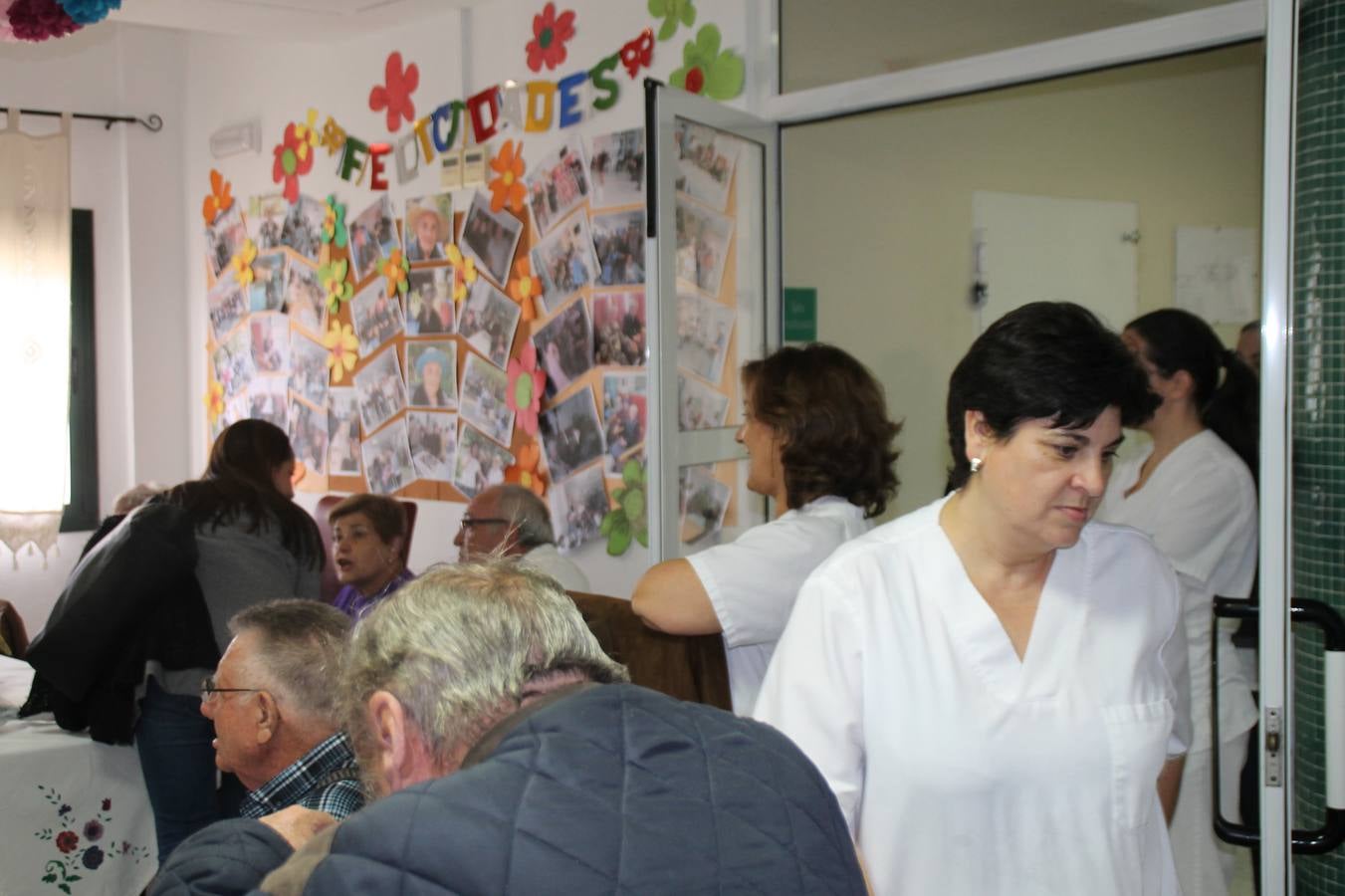Un gran mural con fotografías de momentos y experiencias vividas para felicitar a Pilar Sotomayor Macías ha presidido la celebración de su 100 cumpleaños.