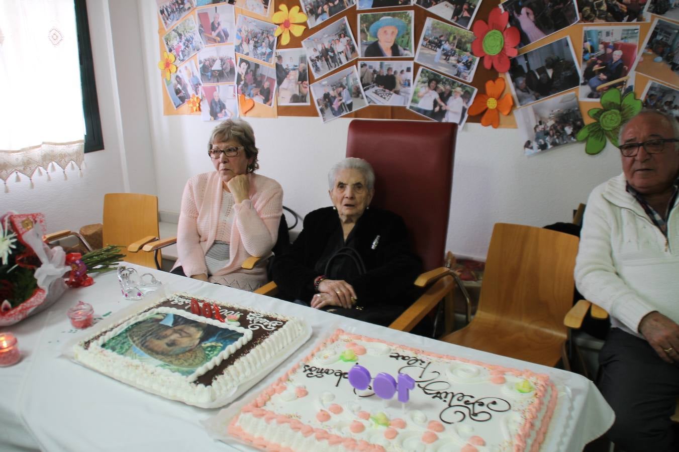 Un gran mural con fotografías de momentos y experiencias vividas para felicitar a Pilar Sotomayor Macías ha presidido la celebración de su 100 cumpleaños.