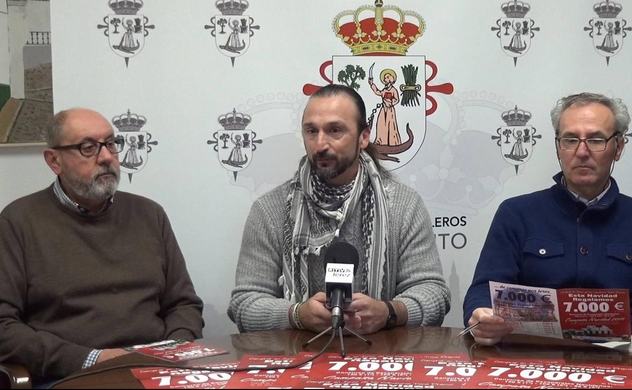 El alcalde de Jerez, Juan Carlos Santana, junto a Eduardo Pozo, en representación de ASINJE, y el concejal de Comercio, Carlos Boza, en la presentación de la campaña.
