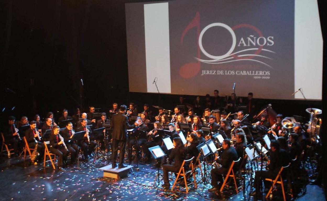 La Banda de la Asociación Musical estrenó el logotipo de su centenario en su 'Conciertazo'.