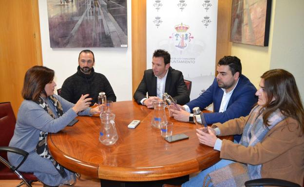 El alcalde, la primera y la segunda teniente de alcalde, junto a responsables de Aquanex en la presentación de la iniciativa.Cedida.