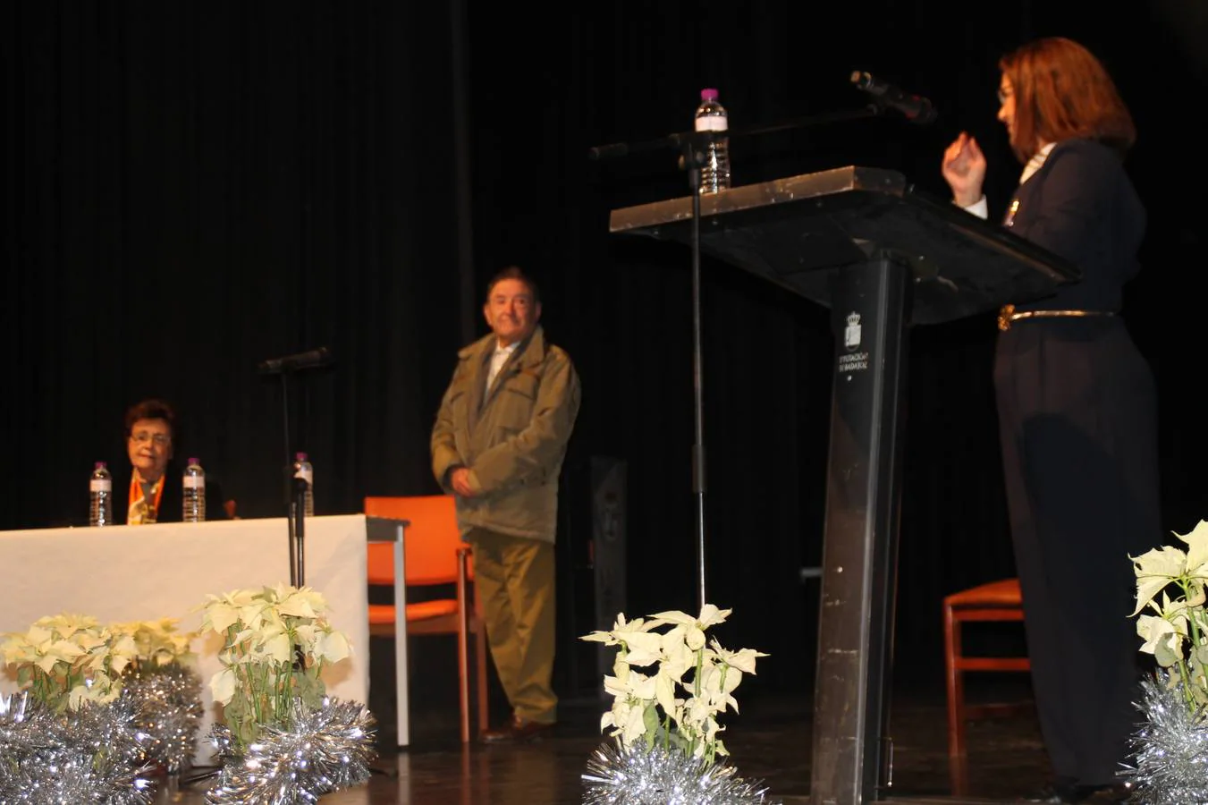 Alfonso Gallardo rodeado de sus trabajadores más antiguos y miembros de los comités de empresa organizadores del homenaje.