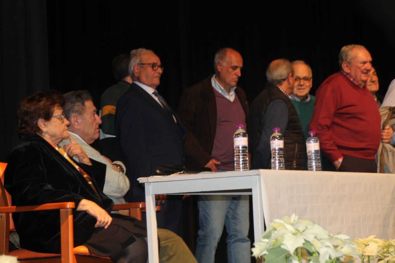 Alfonso Gallardo rodeado de sus trabajadores más antiguos y miembros de los comités de empresa organizadores del homenaje.