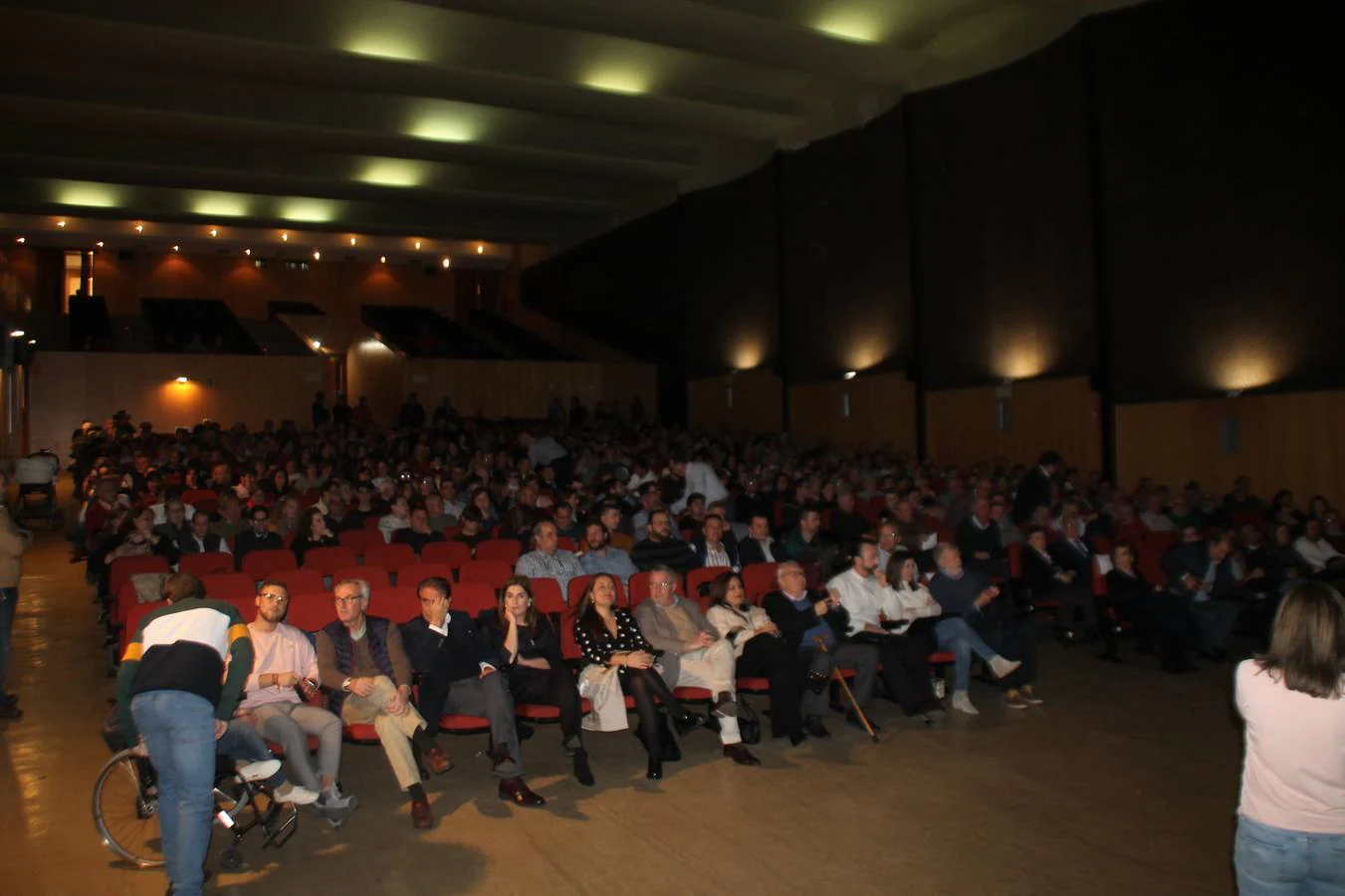 Alfonso Gallardo rodeado de sus trabajadores más antiguos y miembros de los comités de empresa organizadores del homenaje.