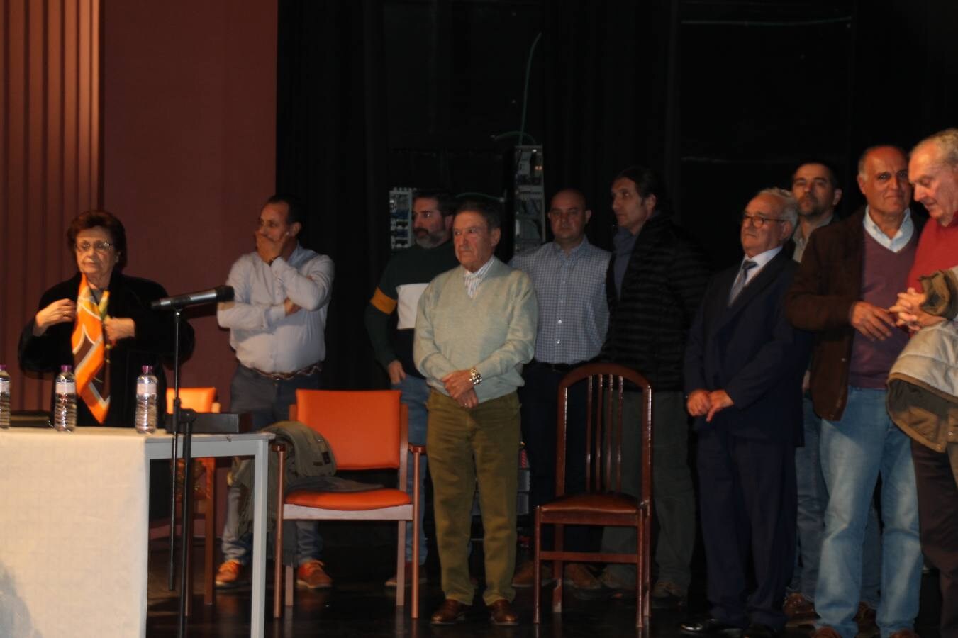 Alfonso Gallardo rodeado de sus trabajadores más antiguos y miembros de los comités de empresa organizadores del homenaje.