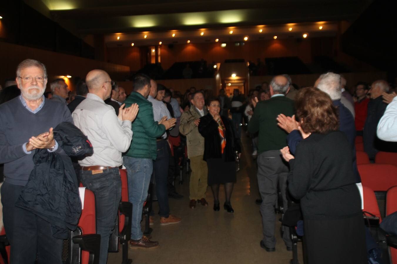 Alfonso Gallardo rodeado de sus trabajadores más antiguos y miembros de los comités de empresa organizadores del homenaje.