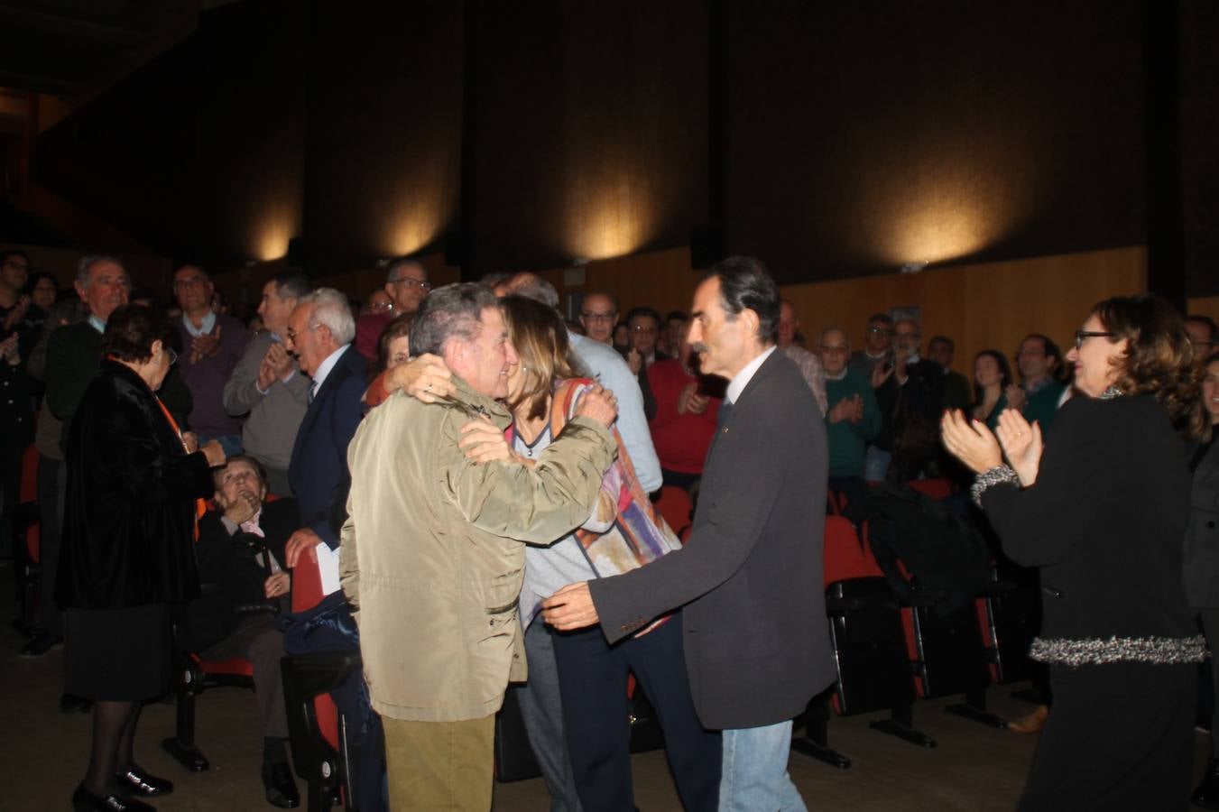 Alfonso Gallardo rodeado de sus trabajadores más antiguos y miembros de los comités de empresa organizadores del acto.