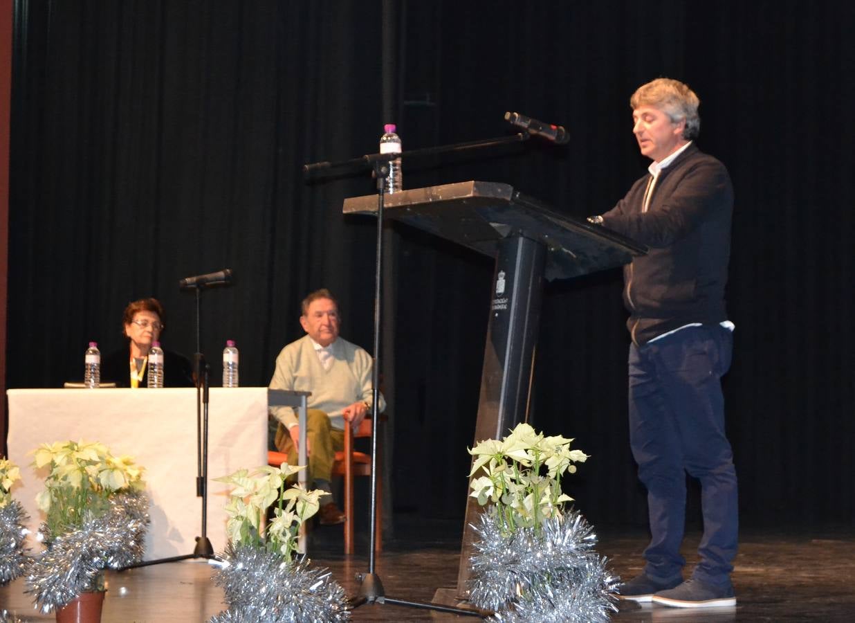 Alfonso Gallardo rodeado de sus trabajadores más antiguos y miembros de los comités de empresa organizadores del acto.