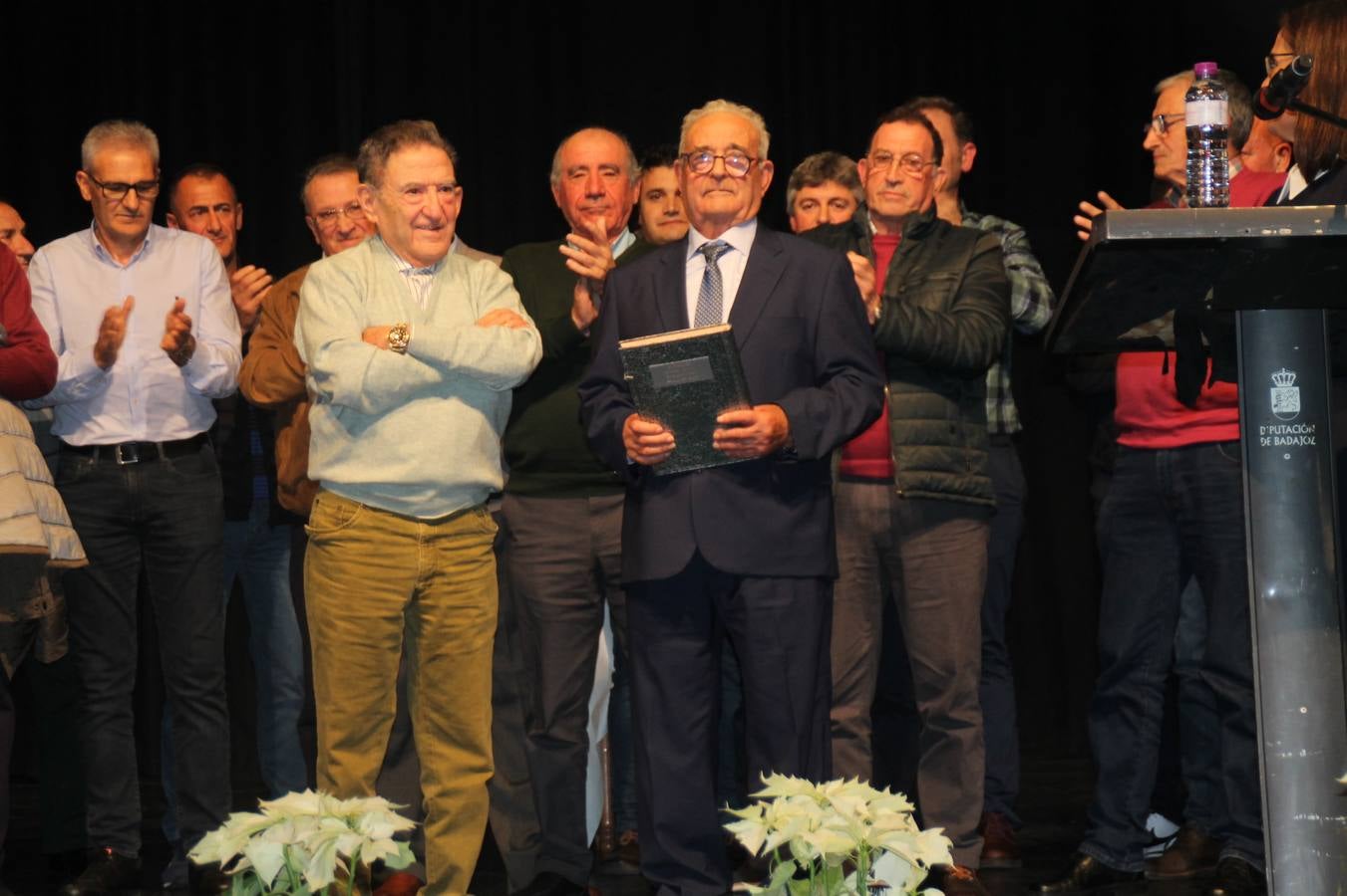 Alfonso Gallardo rodeado de sus trabajadores más antiguos y miembros de los comités de empresa organizadores del acto.