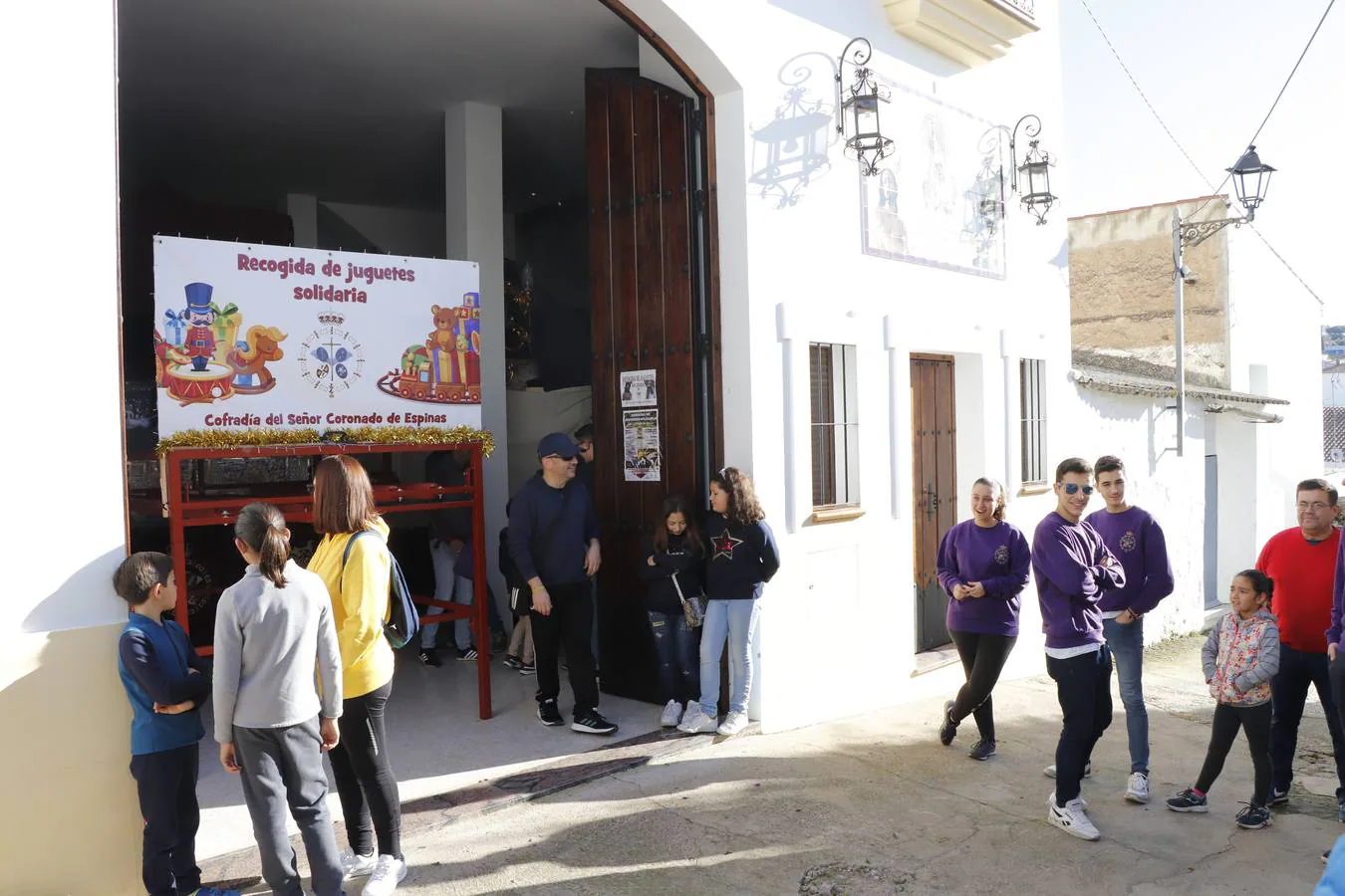 Durante el ensayo solidario recabando juguetes por las calles de Jerez.