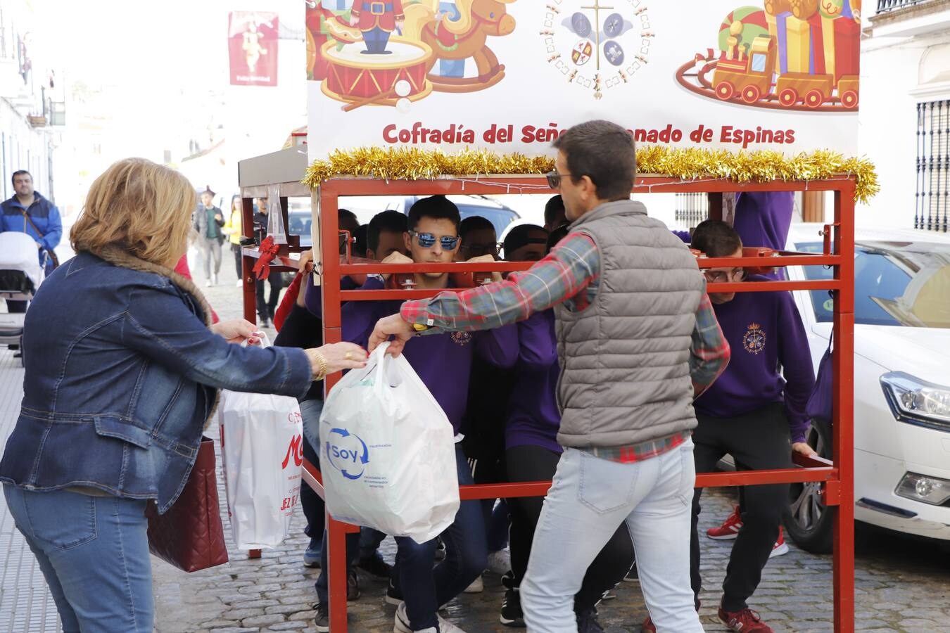 Durante el ensayo solidario recabando juguetes por las calles de Jerez.