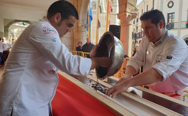 Tomás Carbonero junto a Juan Manuel Parejo trabajando en la realización del turrón.